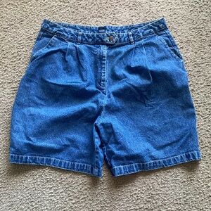 Basic Editions Women’s Short Jeans Size 18